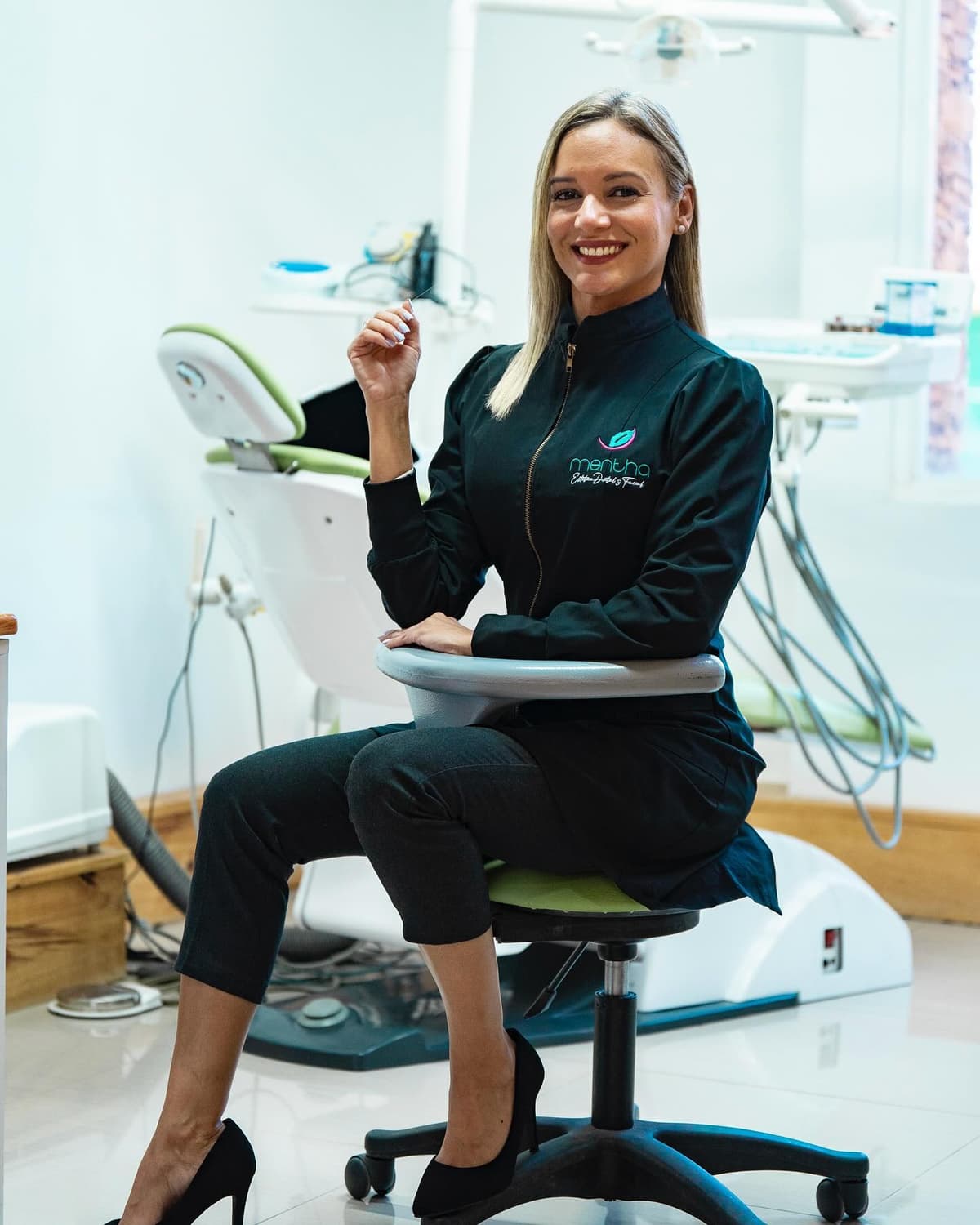 Dra. Maria Serra, odontóloga especialista en estética dental, en su consultorio